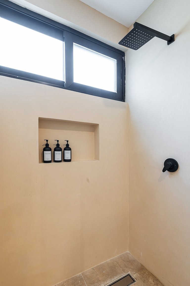 Suite Boutique P/2 | Swim Up · Patio & Kitchenette