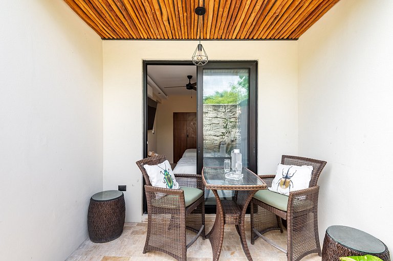 Suite Boutique P/2 | Swim Up · Patio & Kitchenette